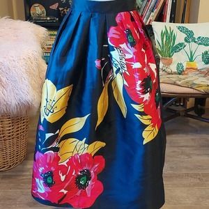 Lined formal floral skirt. Does NOT fit like women’s L. More like a smaller M.